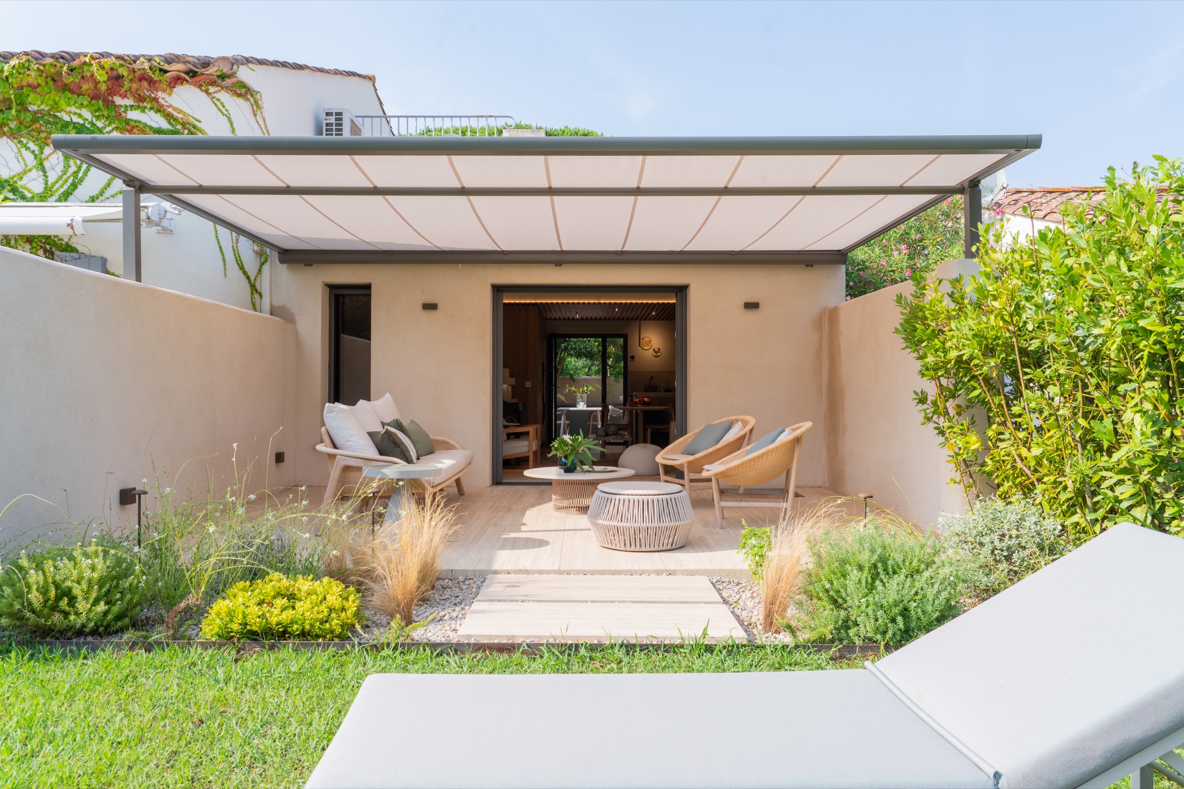 Terrasse et jardin méditerranéen ouvrant sur un intérieur rénové