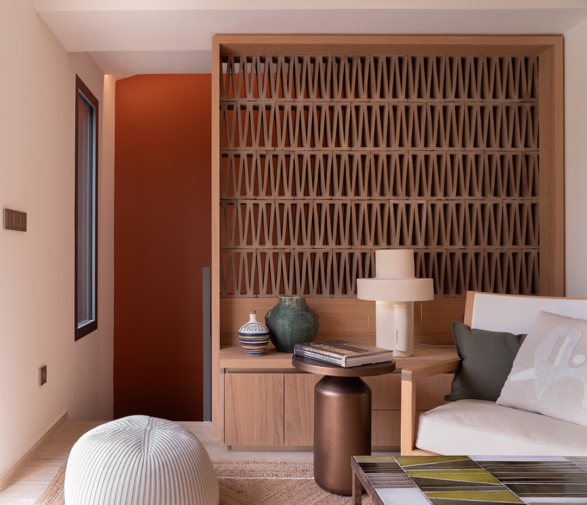 Salon méditerranéen avec claustra décoratif, bois et accents terracotta