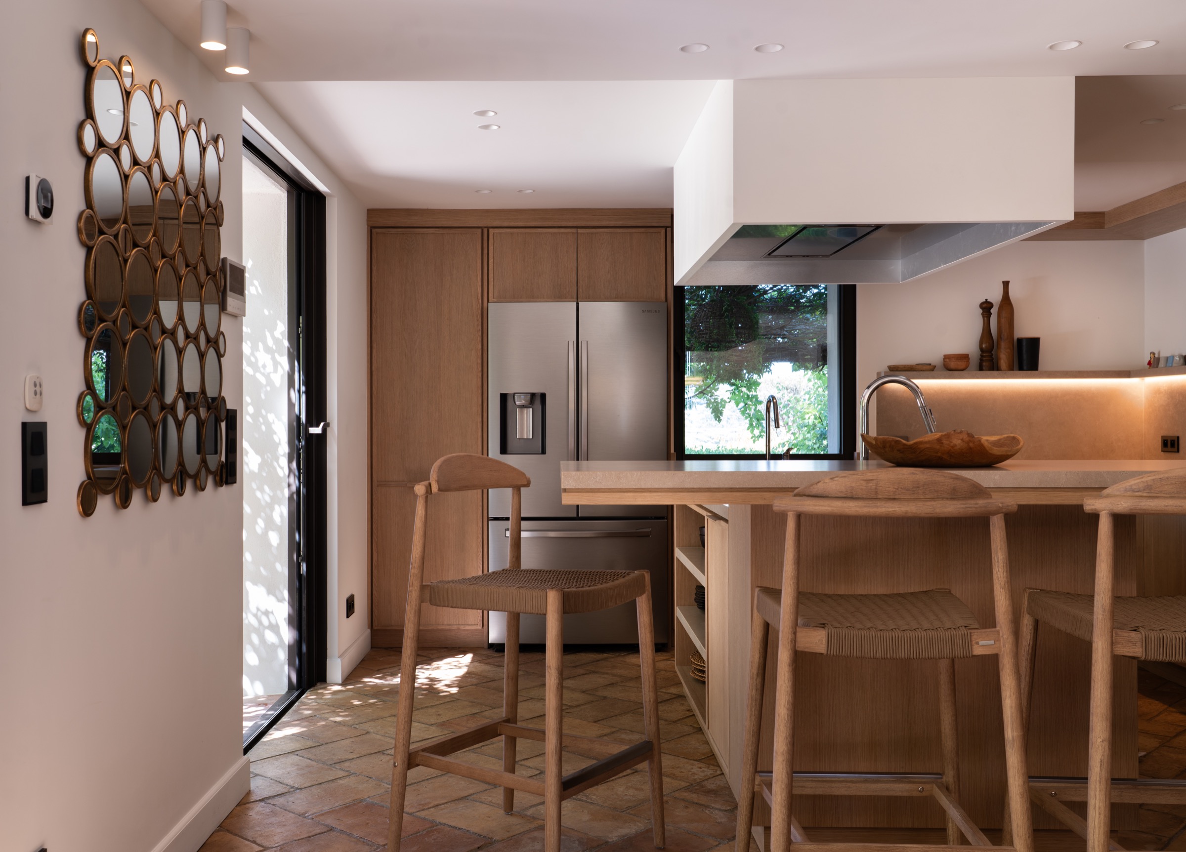 Cuisine contemporaine avec bois clair, lignes épurées et lumière naturelle